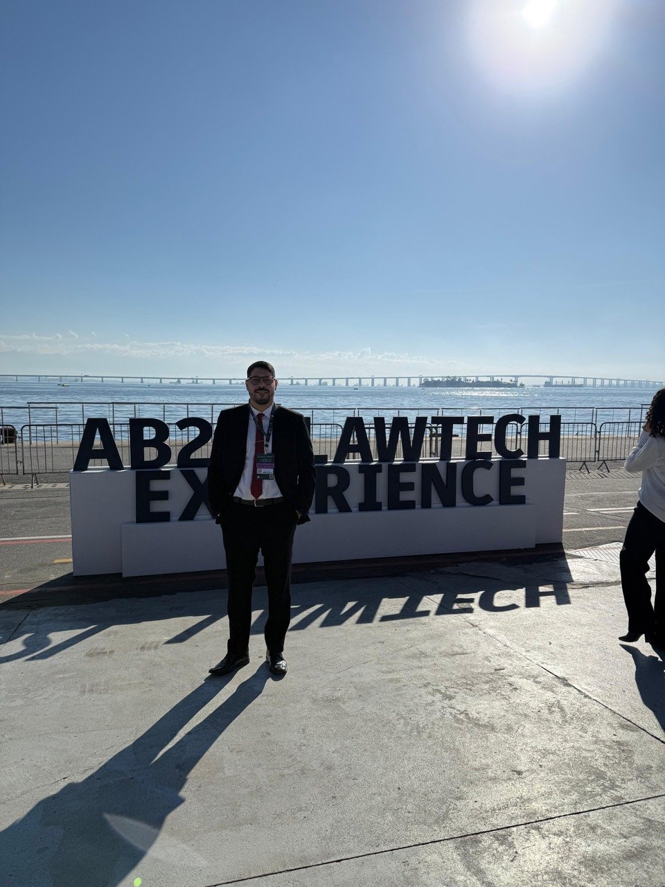 Victor Habib Lantyer no letreiro do AB2L Lawtech Experience no Píer Mauá