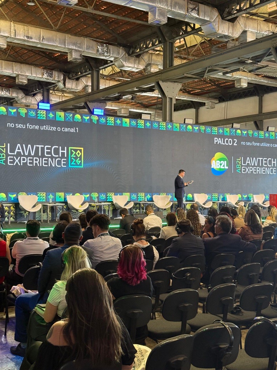 Palco do AB2L Lawtech Experience com público