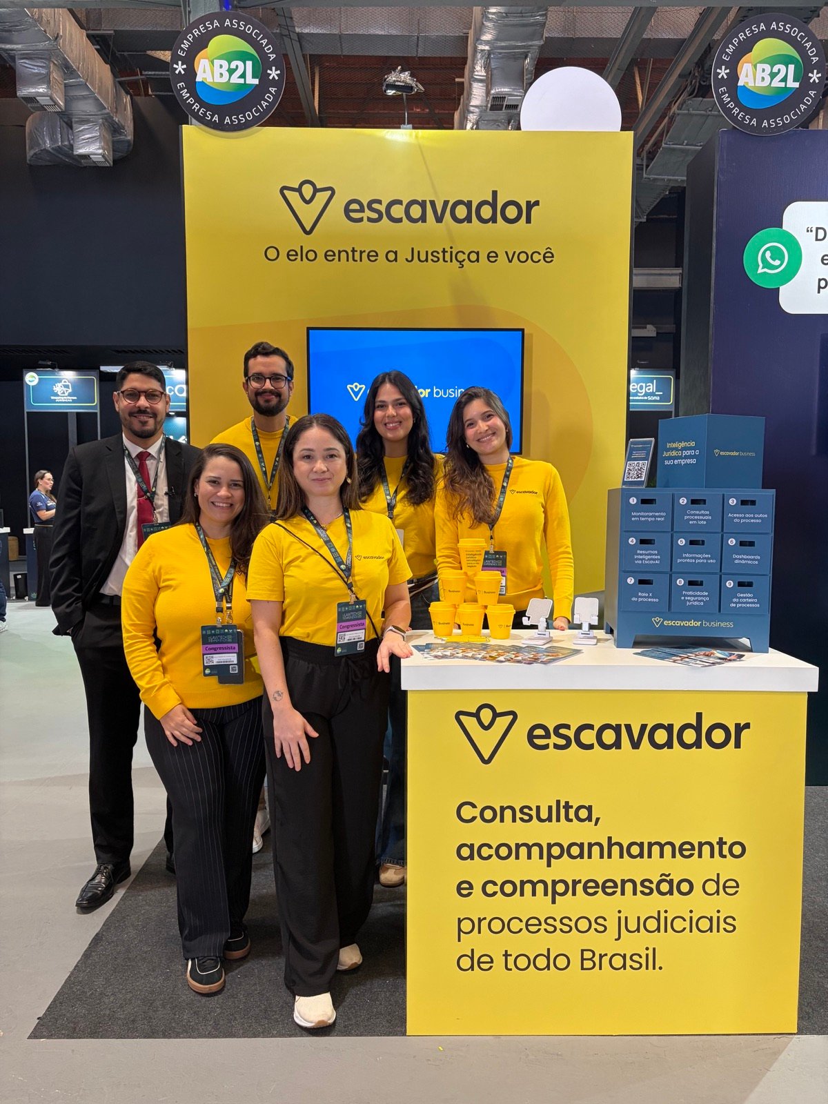 Victor Habib Lantyer com o time do Escavador no stand do AB2L Experience