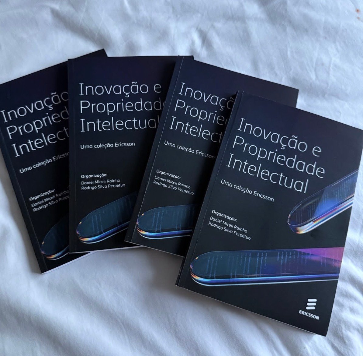 Exemplares impressos da obra Inovação e Propriedade Intelectual, uma coleção Ericsson.